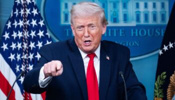 Trump vuelve a amenazar a Irán y trata de transmitir una imagen de control de la situación