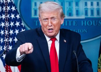 Trump vuelve a amenazar a Irán y trata de transmitir una imagen de control de la situación