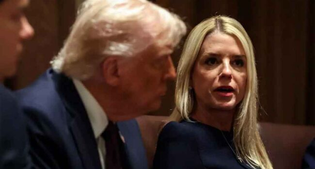 Adiós a Pam Bondi, Trump destituye a su secretaria de Justicia