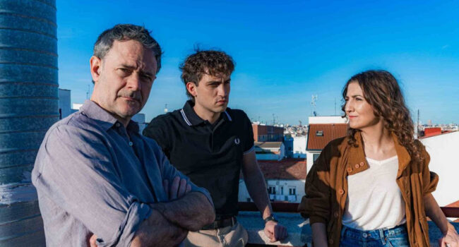 Acogemos el estreno de ‘Saúl y la noche’ sobre juventud y extrema derecha, con texto y dirección de Beatriz Jaén e interpretación de Pepa Zaragoza, Daniel Moreno y Marc Romero