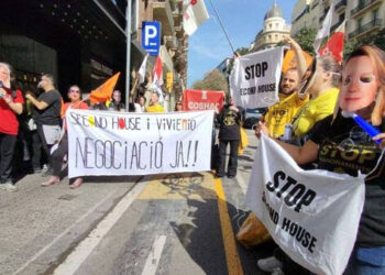 Vecinas de seis bloques afectados por la compra especulativa irrumpen en la junta de accionistas de Renta Corporación