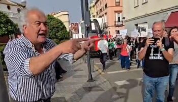 Una marea de PACMA toma el corazón de Andalucía frente a la defensa taurina de Vox