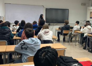 Els Comuns rebutgen la presència de Mossos de paisà als centres educatius i demanen la seva retirada