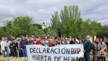 Salvar Hortaleza lleva miles de firmas al Ayuntamiento de Madrid para que no destruya la centenaria Huerta de Mena