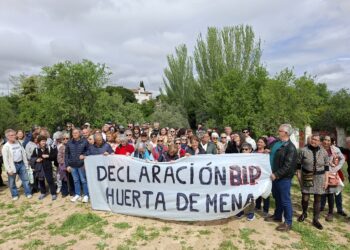Salvar Hortaleza lleva miles de firmas al Ayuntamiento de Madrid para que no destruya la centenaria Huerta de Mena