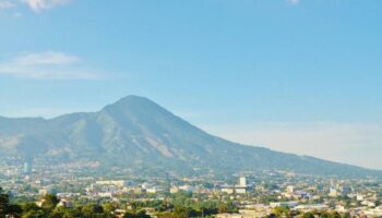 Alertan sobre los peligros del urbanismo en el entorno de volcanes en El Salvador