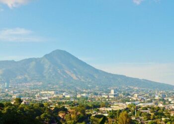 Alertan sobre los peligros del urbanismo en el entorno de volcanes en El Salvador