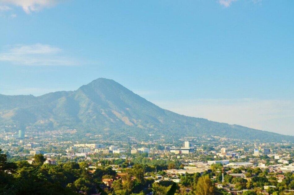 Alertan sobre los peligros del urbanismo en el entorno de volcanes en El Salvador