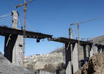 Puente de Karaj, bombardeado, se transforma en símbolo de resistencia en Irán 
