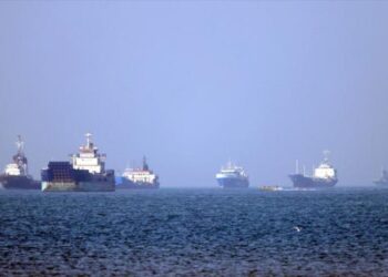 Irán autoriza paso de 30 barcos por estrecho de Ormuz