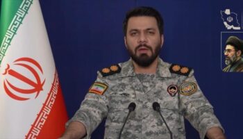 Irán ataca con misiles a buques de EEUU en Ormuz y los obliga a huir