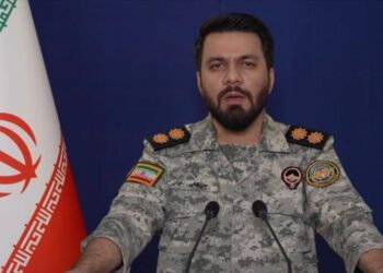 Irán ataca con misiles a buques de EEUU en Ormuz y los obliga a huir