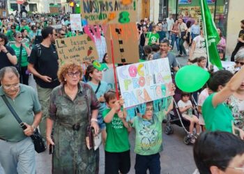 PP y VOX suspenden el programa escolar de consumo de frutas en Aragón bajo pretextos racistas y desprotegen a la infancia