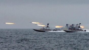 Informe: Fuerzas iraníes obligan a 4 buques de EEUU a retirarse del Ormuz