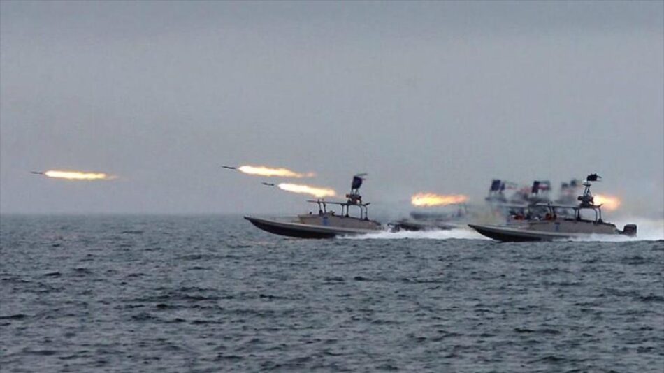 Informe: Fuerzas iraníes obligan a 4 buques de EEUU a retirarse del Ormuz