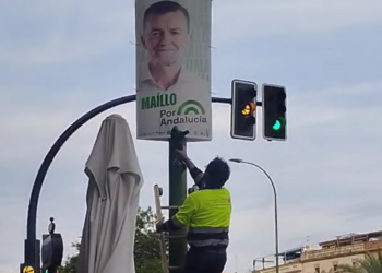 La campaña electoral que tumbaba farolas: IU lleva ante la Junta Electoral la última excusa del Ayuntamiento de Sevilla para retirar carteles de Por Andalucía