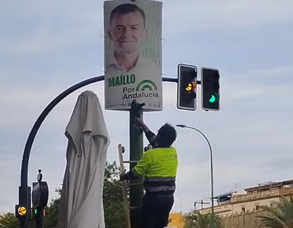 La campaña electoral que tumbaba farolas: IU lleva ante la Junta Electoral la última excusa del Ayuntamiento de Sevilla para retirar carteles de Por Andalucía
