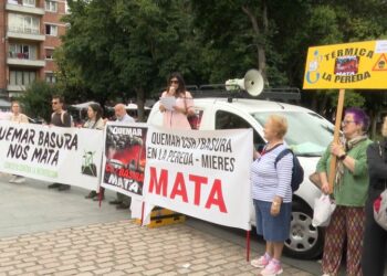 Protesta frente a la Junta General en Oviedo contra la incineración de basura en la térmica de la Pereda
