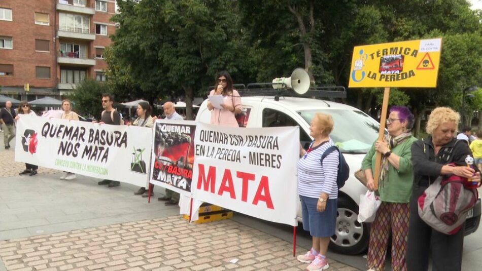 Protesta frente a la Junta General en Oviedo contra la incineración de basura en la térmica de la Pereda