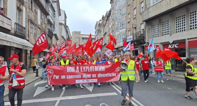 O persoal do comercio de alimentación da Coruña bótase á rúa nunha xornada histórica de folga