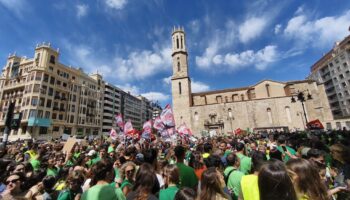 Miles de trabajadoras y trabajadores de la educación pública valenciana secundaron la primera jornada de huelga indefinida