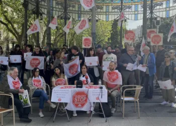 Stop Desahucios moviliza a Donostia para frenar el desahucio de una madre con cinco hijos promovido por Kutxabank
