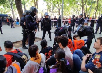 El fondo de inversión New Amsterdam Developers (NAD) desahucia finalmente a Olalla y a sus 3 hijos gracias a un amplio dispositivo policial y pese a la resistencia del movimiento por la vivienda