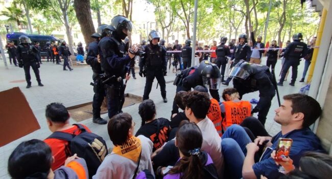 El fondo de inversión New Amsterdam Developers (NAD) desahucia finalmente a Olalla y a sus 3 hijos gracias a un amplio dispositivo policial y pese a la resistencia del movimiento por la vivienda
