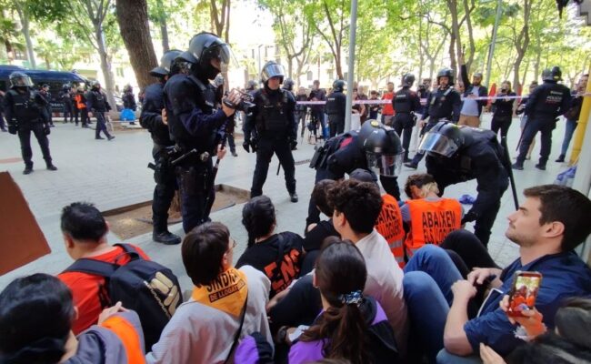 El fondo de inversión New Amsterdam Developers (NAD) desahucia finalmente a Olalla y a sus 3 hijos gracias a un amplio dispositivo policial y pese a la resistencia del movimiento por la vivienda