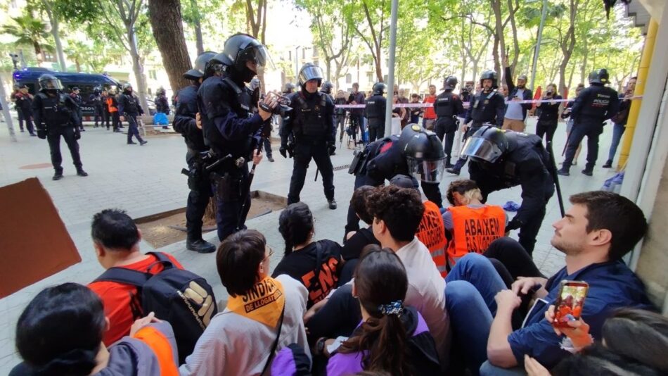 El fondo de inversión New Amsterdam Developers (NAD) desahucia finalmente a Olalla y a sus 3 hijos gracias a un amplio dispositivo policial y pese a la resistencia del movimiento por la vivienda