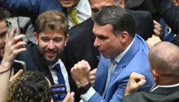 Flávio Bolsonaro recibe casi 11 millones de dólares para financiar película sobre Bolsonaro