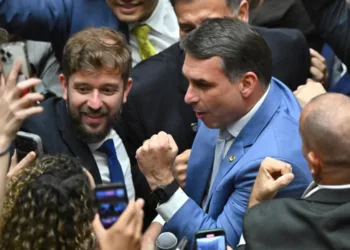 Flávio Bolsonaro recibe casi 11 millones de dólares para financiar película sobre Bolsonaro