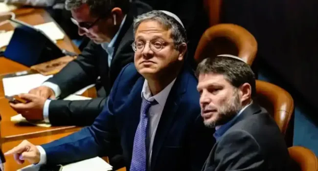 La Haya contra la impunidad: Fiscales piden arresto secreto para Smotrich, Ben Gvir y Strock por apartheid y crímenes de colonos, pero Netanyahu y su gabinete responden con más destrucción