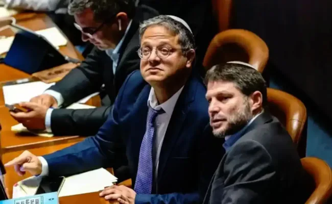 La Haya contra la impunidad: Fiscales piden arresto secreto para Smotrich, Ben Gvir y Strock por apartheid y crímenes de colonos, pero Netanyahu y su gabinete responden con más destrucción