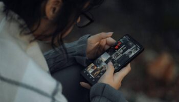 Asocian la comunicación en redes sociales con desconocidos a una mayor soledad