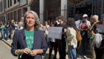 Adelante Andalucía protesta contra el cierre de la FP específica junto a la comunidad educativa del IES Julio Verne en Sevilla