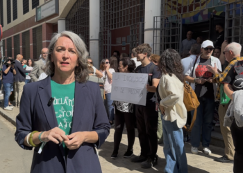Adelante Andalucía protesta contra el cierre de la FP específica junto a la comunidad educativa del IES Julio Verne en Sevilla