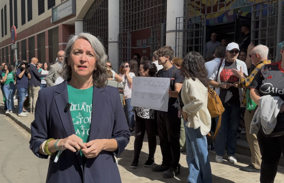 Adelante Andalucía protesta contra el cierre de la FP específica junto a la comunidad educativa del IES Julio Verne en Sevilla