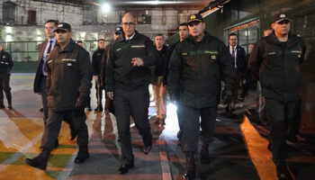 Allanan 40 cárceles durante operativo en Chile