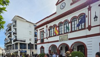 Concentración a las puertas del Ayuntamiento de Lebrija en señal de rechazo a la renuncia del consistorio en materia de Atención Infantil Temprana
