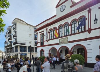Concentración a las puertas del Ayuntamiento de Lebrija en señal de rechazo a la renuncia del consistorio en materia de Atención Infantil Temprana