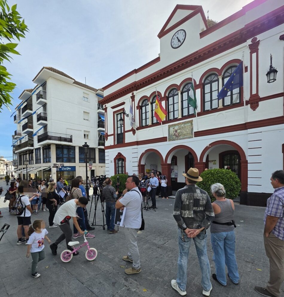 Concentración a las puertas del Ayuntamiento de Lebrija en señal de rechazo a la renuncia del consistorio en materia de Atención Infantil Temprana