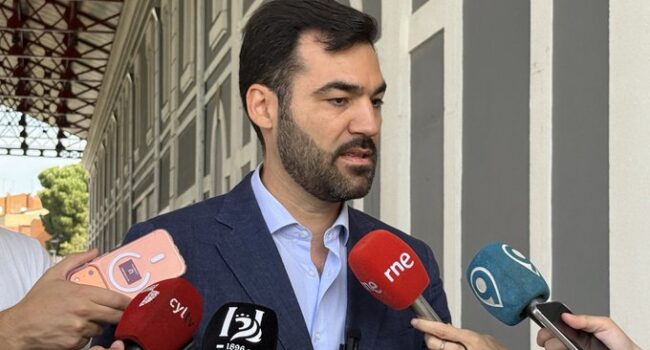 Critican las declaraciones del concejal popular de León, David Fernández, por decir que la entrega de restos de cuatro republicanos en el ayuntamiento culpabilizaría a la institución