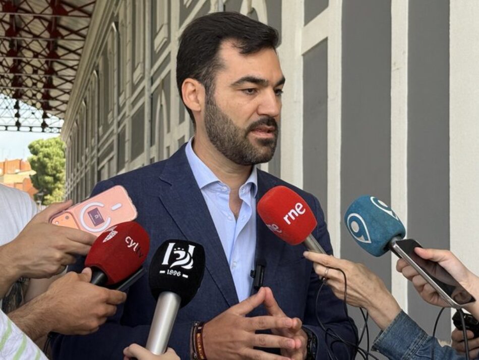 Critican las declaraciones del concejal popular de León, David Fernández, por decir que la entrega de restos de cuatro republicanos en el ayuntamiento culpabilizaría a la institución