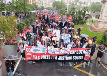El anarcosindicalismo toma las calles de València en un nuevo Primero de Mayo teñido de rojo y negro