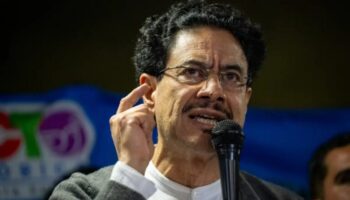 Candidato Cepeda cierra campaña electoral en Bogotá en cabeza en las encuestas electorales