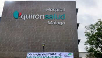 Por Andalucía anuncia que acabará con “el método Bonilla” frente a una clínica privada con una gran pancarta: “Quirón factura, la pública cura”