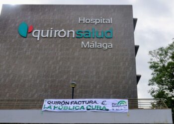 Por Andalucía anuncia que acabará con “el método Bonilla” frente a una clínica privada con una gran pancarta: “Quirón factura, la pública cura”