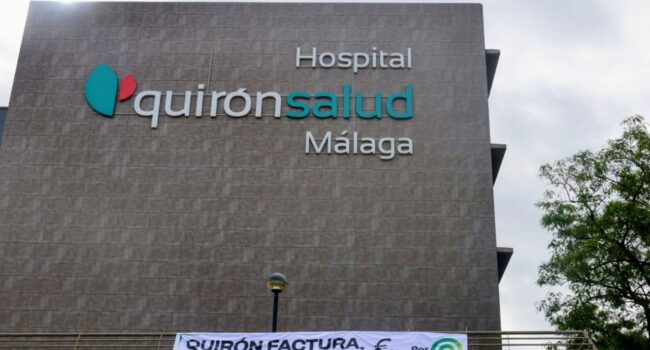 Por Andalucía anuncia que acabará con “el método Bonilla” frente a una clínica privada con una gran pancarta: “Quirón factura, la pública cura”