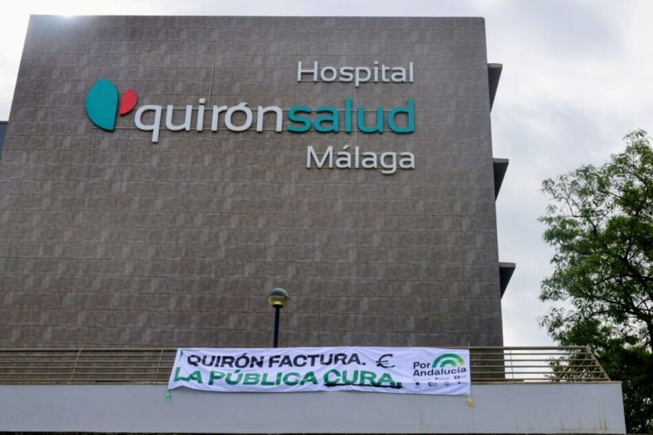 Por Andalucía anuncia que acabará con “el método Bonilla” frente a una clínica privada con una gran pancarta: “Quirón factura, la pública cura”